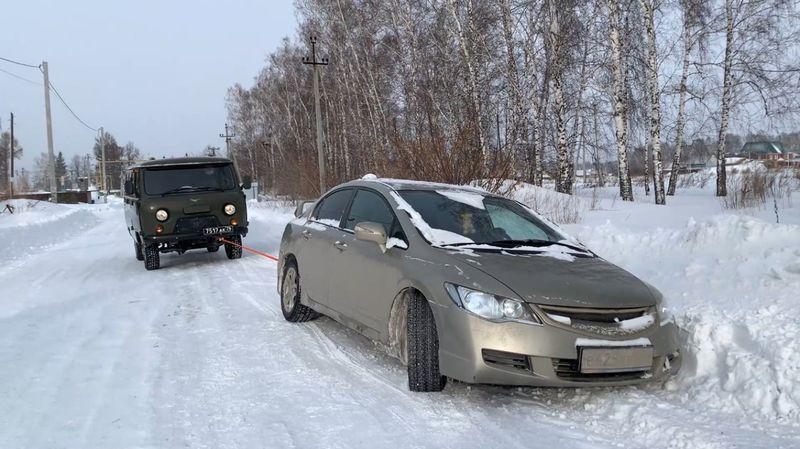 Фото Под Новосибирском военные спасли более 10 застрявших в мороз водителей 2